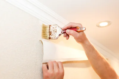 Pose de papier peint à Vert — revêtements muraux et toiles de verre
